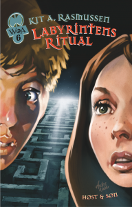 William & Athena 6: Labyrintens ritual

Grækenland, 1600 år før vor tidsregning:
På grund af et voldsomt vulkanudbrud synker en del af øen Thera i havet og tager Atlantis, det sagnomspundne rige, med sig.
Grækenland i dag:
På Thera finder Athena noget ganske uventet og må indse, at forræderi kan opstå tættere på, end nogen kunne ane.

William tvinges ud i et kapløb mod tiden. Kan han redde nogen af de mennesker, der betyder mest for ham?
Snart er William og Athena på vej gennem en underjordisk labyrint uden at vide, at enden på labyrinten kan betyde enden på deres liv.

Bog skrevet af Kit A. Rasmussen