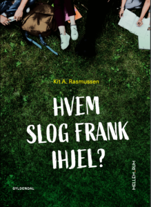 Hvem slog Frank ihjel?

Hele 9.y glor. Glor på deres døde lærer. Den eneste, der rører sig, er Maj. Hendes hænder ryster så meget, at hun næsten ikke kan åbne Franks taske. Men det lykkes. Hun roder rundt i tasken, til hun holder en hvid kuvert mellem sine hænder. Knuger den ind til sit bryst. Imens glider hendes blik over de andre.
Hun borer sit blik ind i hver af dem. I Thea. I Ina. I Marius. Og i Ruben.
”Hvem af jer gjorde det?!” hvæser hun. ”Hvem slog Frank ihjel?” 

Det er næstsidste skoledag for 9.y. Det skal være en dag med skovtur, snacks og hygge. Men da en pandekage med cyanid tager livet af deres lærer, Frank, står det klart, at nogen ikke bare er kommet for at hygge sig.
Hvem fra klassen slog Frank ihjel? Og hvorfor?

Bog skrevet af Kit A. Rasmussen