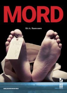 Mord

Kender du mon forskellen på mord og drab?
Ved du, hvor der bliver begået flest mord?
Og kender du de syv motiver for at begå mord?
Alt det og meget mere kan du læse om i denne bog. Du kan også læse om nogle kendte mord, der rigtig er begået.

Selvom mord er ondt og råt og slet ikke til at forstå, er der mange af os, der godt kan lide at læse, lytte og se serier om mord. Måske er det en måde at forberede os, hvis vi nu skulle møde en rigtig morder. Det er der dog heldigvis ikke så stor risiko for.

Mord er en del af serien Læsbar, der er en serie af korte og lette fag- og fiktionsbøger til udskolingen. Alle bøgerne er blevet til i et tæt samarbejde mellem dygtige forfattere og ungekonsulenter mellem 13 og 17 år. De unge er kommet med forslag til emner, de gerne vil læse om, og de har læst med i manuskriptfasen og er kommet med input til indhold, formidling, sværhedsgrad og valg af forsider.

Bog skrevet af Kit A. Rasmussen