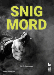Snigmord

Kender du mon forskellen på et såkaldt ”almindeligt mord” og et snigmord? Ved du, hvem der bliver kaldt ”mesteren i snigmord”? Og kan du forestille dig, hvad der kunne være et motiv for at begå et snigmord?

Når det gælder snigmord, er der ofte et meget stort fokus på mordet fra resten af verden. Det er, fordi den dræbte måske er en person, vi kender til. En person, vi har hørt eller læst om. En person, vi har en mening om. Der kan også være et ekstra stort fokus på sagen, fordi vi til en start slet ikke var klar over, det var et mord.

Alt det og meget mere kan du læse om i denne bog. Du kan også læse om nogle af de kendte snigmord, der er begået gennem tiden. Og om hvordan fremtidens snigmord kan se ud.

Snigmord er en del af serien Læsbar, der er en serie af korte og lette fag- og fiktionsbøger til udskolingen. Alle bøgerne er blevet til i et tæt samarbejde mellem dygtige forfattere og ungekonsulenter mellem 13 og 17 år. De unge er kommet med forslag til emner, de gerne vil læse om, og de har læst med i manuskriptfasen og er kommet med input til indhold, formidling, sværhedsgrad og valg af forsider.

Bog skrevet af Kit A. Rasmussen