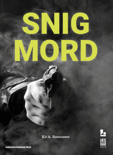 Snigmord

Kender du mon forskellen på et såkaldt ”almindeligt mord” og et snigmord? Ved du, hvem der bliver kaldt ”mesteren i snigmord”? Og kan du forestille dig, hvad der kunne være et motiv for at begå et snigmord?

Når det gælder snigmord, er der ofte et meget stort fokus på mordet fra resten af verden. Det er, fordi den dræbte måske er en person, vi kender til. En person, vi har hørt eller læst om. En person, vi har en mening om. Der kan også være et ekstra stort fokus på sagen, fordi vi til en start slet ikke var klar over, det var et mord.

Alt det og meget mere kan du læse om i denne bog. Du kan også læse om nogle af de kendte snigmord, der er begået gennem tiden. Og om hvordan fremtidens snigmord kan se ud.

Snigmord er en del af serien Læsbar, der er en serie af korte og lette fag- og fiktionsbøger til udskolingen. Alle bøgerne er blevet til i et tæt samarbejde mellem dygtige forfattere og ungekonsulenter mellem 13 og 17 år. De unge er kommet med forslag til emner, de gerne vil læse om, og de har læst med i manuskriptfasen og er kommet med input til indhold, formidling, sværhedsgrad og valg af forsider.

Bog skrevet af Kit A. Rasmussen
