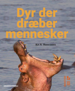 Dyr der dræber mennesker

I den vilde natur, er rovdyr nødt til at dræbe for at overleve. Og hvis dyrene ikke kan finde mad nok, søger de ind mod byerne og os mennesker. Og så kan det gå galt. Det kan det også, når mennesker vælger at holde rovdyr som kæledyr.

Læs om dyr, der kan finde på at dræbe mennesker: Hajer, kasuarer, isbjørne og krokodiller. Men også lidt mere “tilforladelige dyr”, som hunde, hvepse, flåter og hjorte. Og læs om, hvad du kan gøre for at sikre dig imod alt fra flodheste til myg.

Dyr der dræber mennesker er en del af serien Læsbar Mellemtrin, der er en serie af korte og lette fag- og fiktionsbøger til udskolingen. Alle bøgerne er blevet til i et tæt samarbejde mellem dygtige forfattere og ungekonsulenter mellem 10 og 13 år. De unge er kommet med forslag til emner, de gerne vil læse om, og de har læst med i manuskriptfasen og er kommet med input til indhold, formidling, sværhedsgrad og valg af forsider.

Bog skrevet af Kit A. Rasmussen