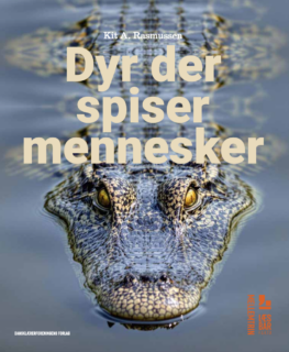 Dyr der spiser mennesker

I den vilde natur, er det ene dyrs død det andet dyrs kød. Og ude i naturen er du bare endnu et dyr, som andre dyr gerne vil spise, hvis de kan komme til det.

Læs om dyr, der kan finde på at spise mennesker. Både de dyr, du kan se komme, og som kan jage dig, dræbe dig og spise dig. Fx en løve eller en tiger. Og læs om dyr, der kan finde på at spise dig, mens du stadig lever. Dem der kan bo i din krop og leve af dit kød eller blod, som orme og maddiker.

Dyr der spiser mennesker er en del af serien Læsbar Mellemtrin, der er en serie af korte og lette fag- og fiktionsbøger til udskolingen. Alle bøgerne er blevet til i et tæt samarbejde mellem dygtige forfattere og ungekonsulenter mellem 10 og 13 år. De unge er kommet med forslag til emner, de gerne vil læse om, og de har læst med i manuskriptfasen og er kommet med input til indhold, formidling, sværhedsgrad og valg af forsider.

Bog skrevet af Kit A. Rasmussen